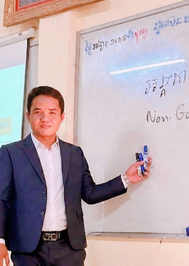Noeum, The Professor Dad, wearing a suit and teaching a university class on Human Resource Development.